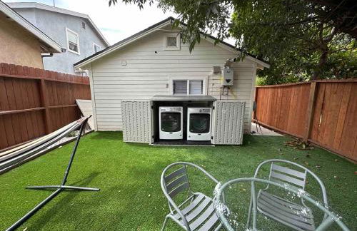 Modern Private Guesthouse with Parking, Yard, and Washer Dryer - Foto 20