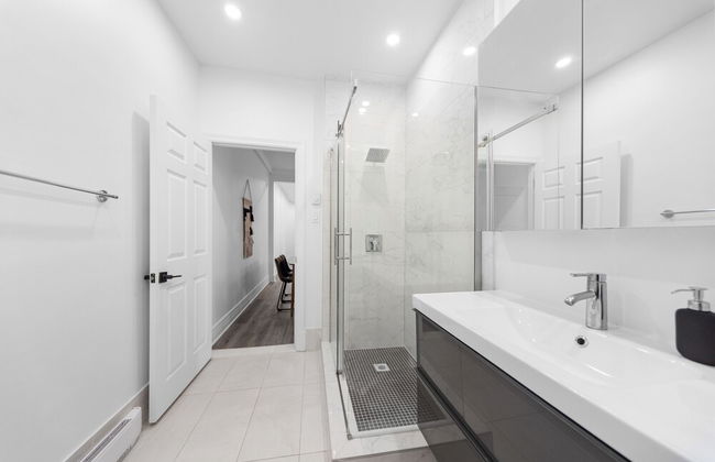 SPACIOUS RENOVATED APARTMENT SLEEPS 12 - Foto 15