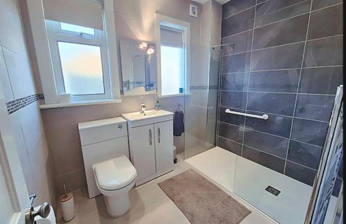 Roomy, comfortable Greater London home, sleeps 8 - Foto 4