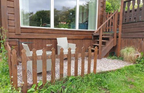 Luxurious lodge, Woodlands View, Hot tub at Rudyard Lake, couples or small family - Photo 14
