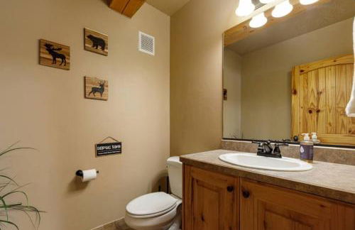 The Moccasin Lodge with Hot Tub and Fire Pit Escape - Foto 24