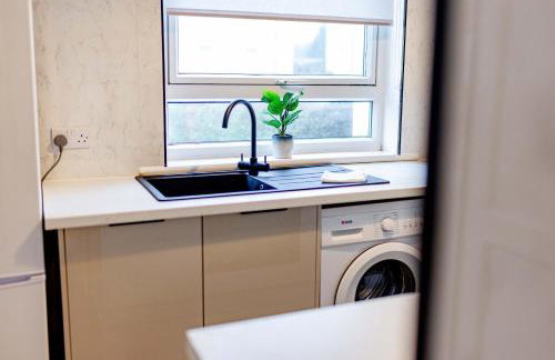 Welcoming Home in Johnstone, Near Glasgow Airport - Bonnie Lodgings - Foto 14