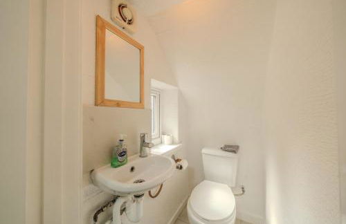 Modern 4-Bed Retreat in Prestwich, Perfect for Weekend Getaways - Foto 10