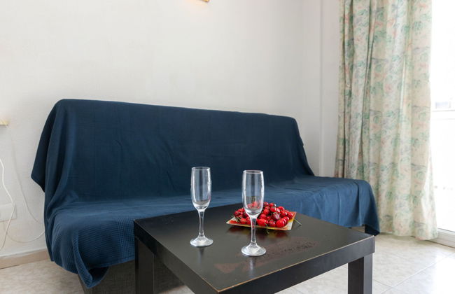 Apartment in Salou with swimming pool and terrace - Photo 9