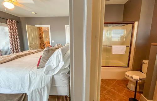 Luxury Stunning Mountaintop Home with Hot Tub and Lake Views - Foto 29