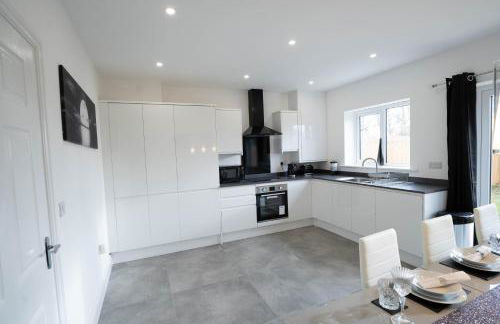 Entire Modern Home with Private Parking for 6/8 Persons - Photo 13