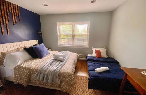 Easy PATH&Bus access- NYC| designer home + Deck. - Photo 16