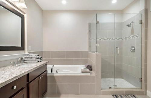 Modern Loft Unit with Patio at the Galleria - Foto 11