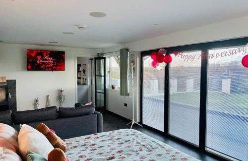 Little Woodlands Chalet with Private Garden & Hot Tub - Foto 23