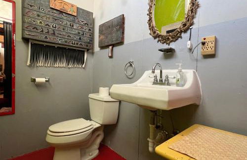 SPACE CASTLE: a 1950s Gas Station transformed into an Art Themed Wonderland - Foto 25