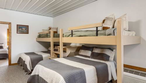 Quiet Riverfront Cabin with Boat Slip Family Friendly Stay in Decatur Nebraska Sleeps 9 - Foto 5