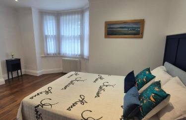 Bright 4 double bedroom victorian house - Photo 11