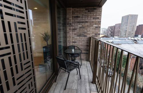 Luxury City Centre Flat with Balcony by Kammili Properties - Photo 26