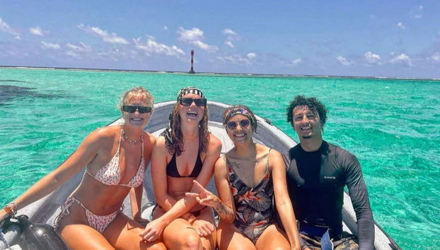 Un grupo de amigos en la embarcación