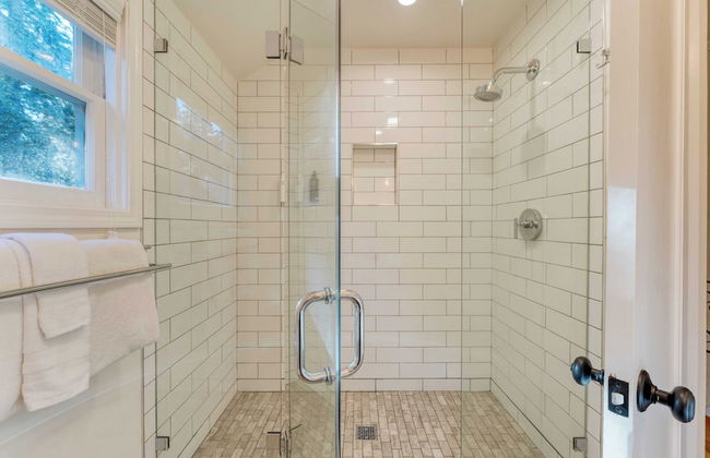 West Shore Lake House by Avantstay Ski Cabin w/ Backyard Sledding Hill! - Photo 28