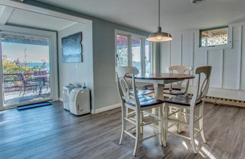 Waterfront retreat w/ wraparound deck & BBQ - Foto 20