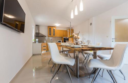 Villa Tina with Swimming Pool, Tennis court, Games room, Sauna, Gym, BBQ - Foto 3