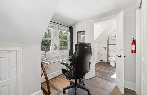 Main Line Manor 3BR with King Beds & Patio & Backyard - Foto 19