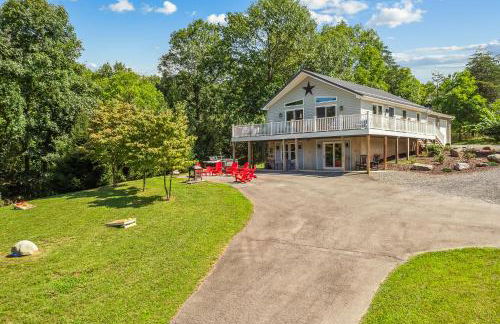 Trailblazer Lodge - Upscale, hot tub, trail, game room, wifi, fire pit, bar, pool table, king bed, view, pet friendly - Photo 35