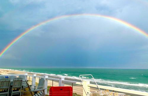 Beachfront Oasis with 2 Large Decks, BBQ and Views! - Foto 30