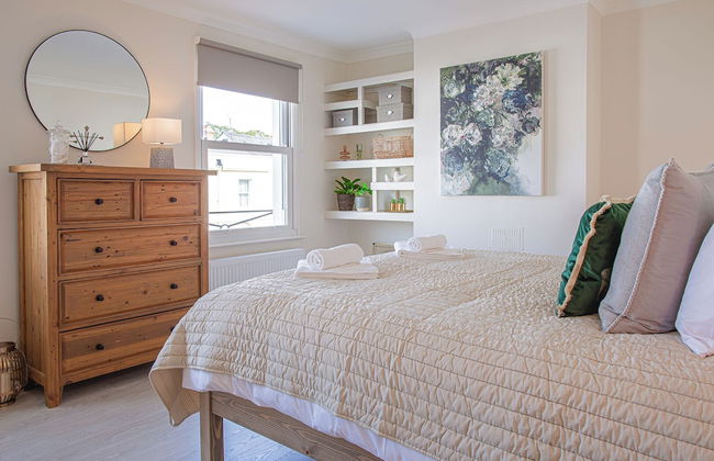 Stunning Townhouse with Large Garden - Photo 14