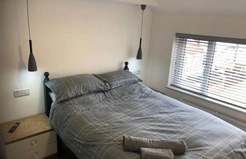 Oole 2 bed & en-suites house with parking near beach - Foto 13