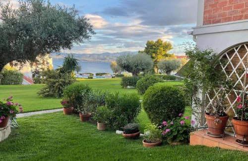 Architect designed house with pool and private beach - Photo 26