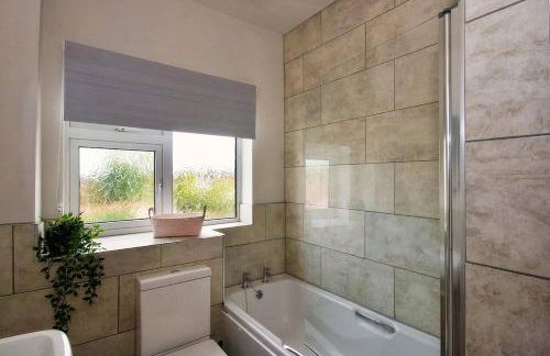 #33 Beautiful 2 bed apt Tamworth Private Parking - Photo 13