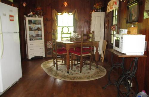 Historic cabin off I-77, views, antiques, Wi-fi, wonderful experience for 2! - Foto 19
