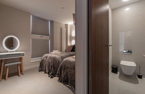 MK CITY CENTRE, THE DIAMOND SUITE, FREE Parking Space, PREMIUM SPACIOUS Apartment with FOOSBALL TABLE - Foto 17
