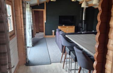 Chalet close to Heathrow T5, Windsor Castle, Legoland, Thorpe Park, with off road parking, free Wifi, private garden, spacious & fully equipped, cozy wood burner & comfy sofa, ideal for exploring London with trains to Waterloo, a beautiful unique retreat - Foto 16