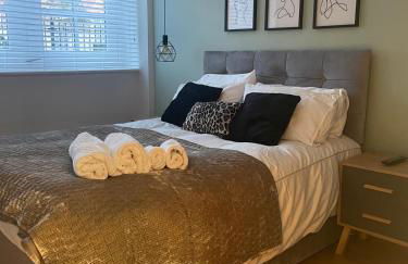 2 beds by Tower Bridge, Walk to Sights & Dining - Photo 17