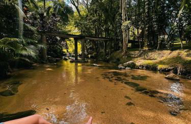 Um chalé e um riacho no meio da natureza - Foto 6