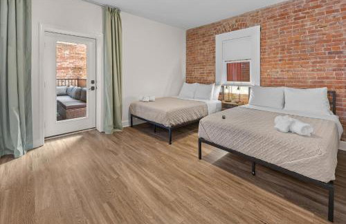 Steps away from Mass Ave Restaurants and Big Patio - Foto 21