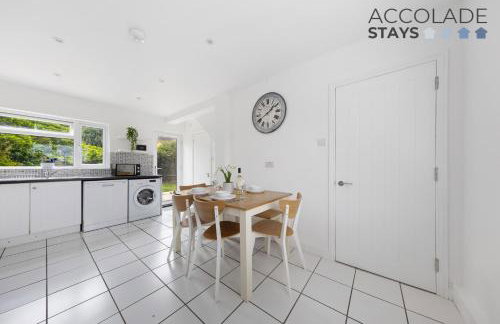3 bed, 2 Bath, Sleeps 6, with Free Parking & WiFi, ideal for contractors and families - Foto 10
