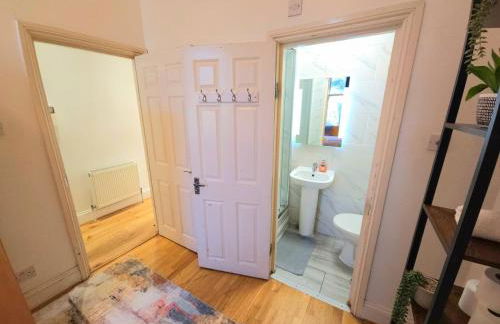 Charming Home with Private Balcony, on 1st floor, with 2 Bathrooms, 3 min walk to Earl's Court Station - Photo 29