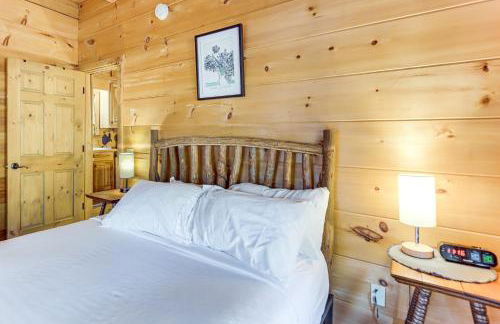 Newly Refreshed! Suches Cabin with Deck, Fire Pit - Foto 10