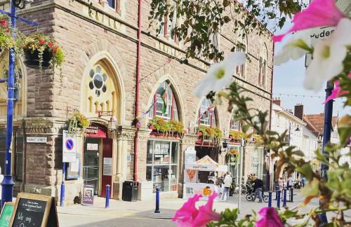 Cosy 4 Bedroom Town House with Mountain views, Private garden and ease of access into Abergavenny - Foto 43