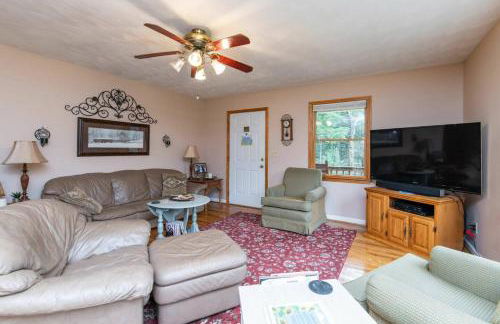 Carries Cottage- Hot Tub, Firepit, Covered Deck - Foto 12