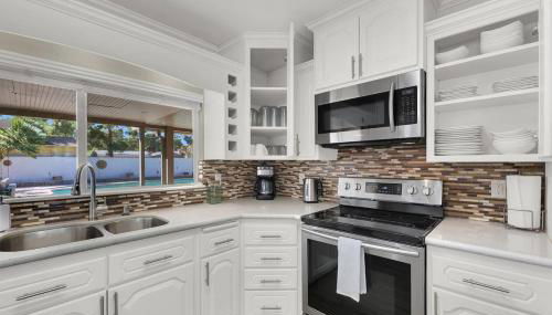 Spacious 4BR plus Den with Pool, Jacuzzi, BBQ, Near Strip - Foto 4