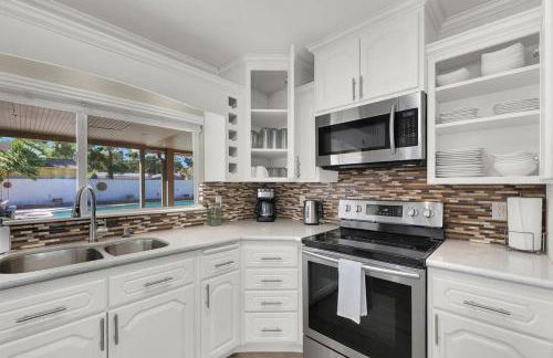 Spacious 4BR plus Den with Pool, Jacuzzi, BBQ, Near Strip - Foto 4