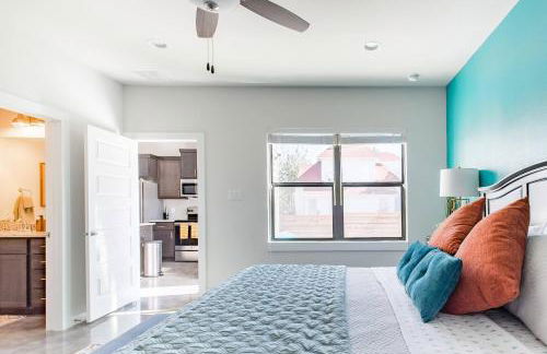 Explore the River Walk from Artsy Designer Retro Chic Home - Foto 9