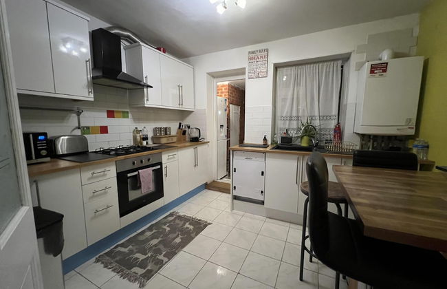 Specious 2 x Double Bedroom Flat in London E18 - Foto 9