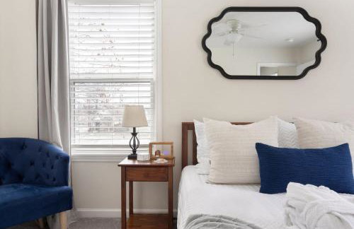 Capitol House - 3 Bed 1 Full and 1 Half Bath, Pet Friendly with Hot Tub walk to Lucas Oil Stadium - Foto 52