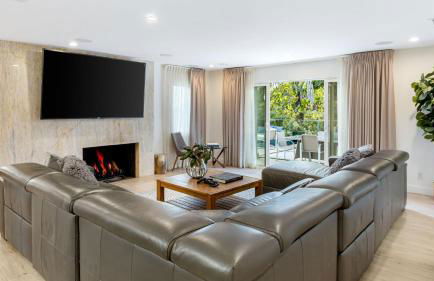 LA Hillside Retreat w Pool Views Fire Pit Outdoor Lounging Casa Bellagio by AvantStay - Foto 6