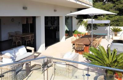 Idyllic 6 bed villa stunning sea view salt pool - Photo 30