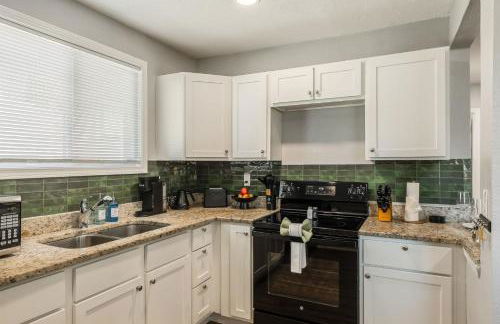 Home in Kansas City 15 mins to KCI with a KING bed and workspace - Foto 18