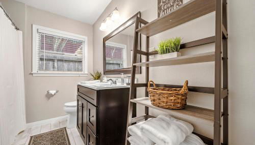 3 Bedroom Home The Neighborhood Spot desks in 2 rooms high speed Internet wifi Kick Back & Relax close to Houston Hobby Airport 5 star superhost - Foto 2