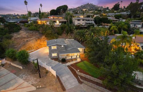 Entire Private Home with 4 Bedrooms 2 Bathrooms, 6 Beds, Hot Tub, King Bed, 6 Parking, Big Yard, Available Now - Foto 2