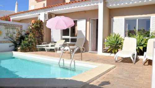 Stylish Well-equipped, Private Pool, Close to Amenities, Free AC & Wifi - Foto 2, sunbed